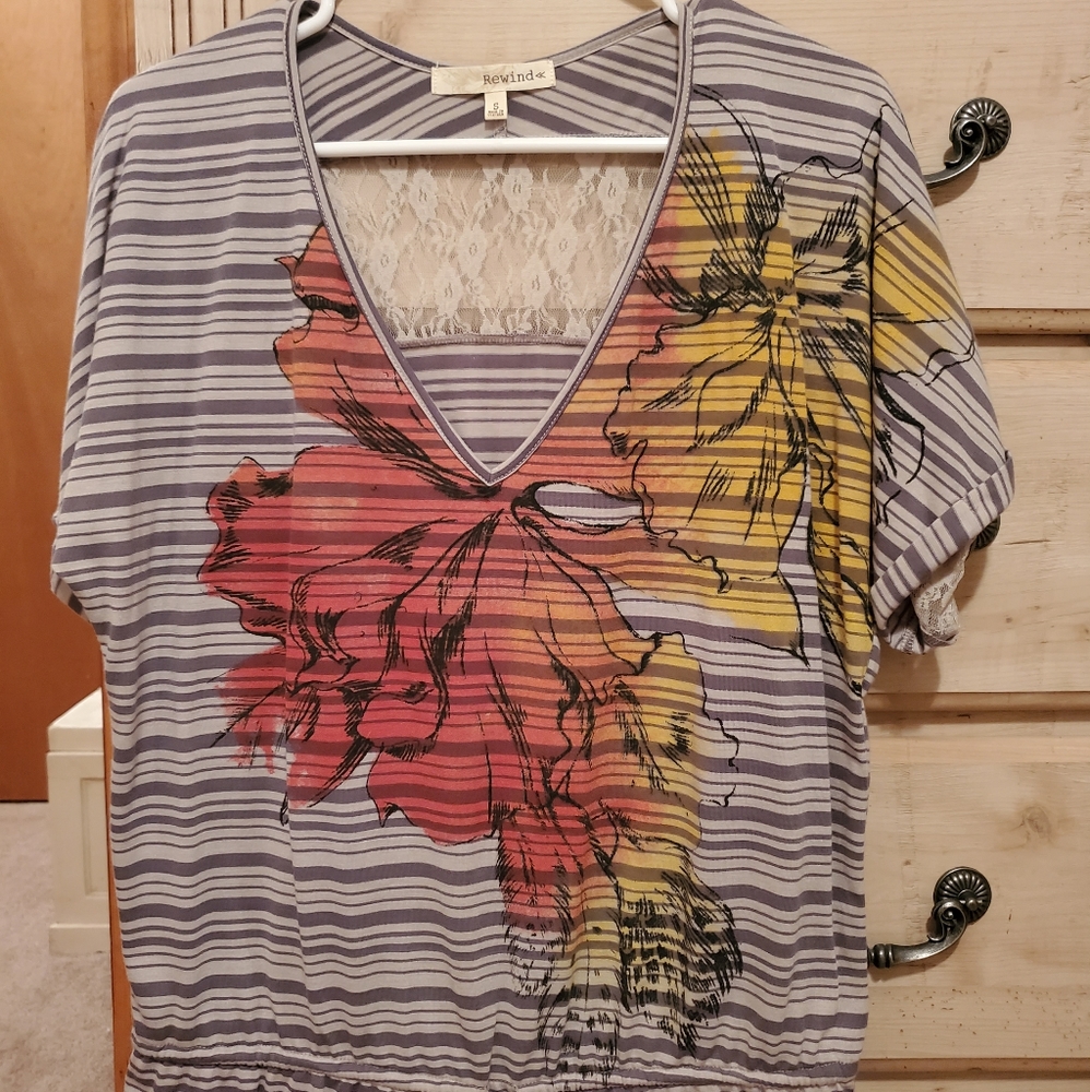 Super cute top lace on the back